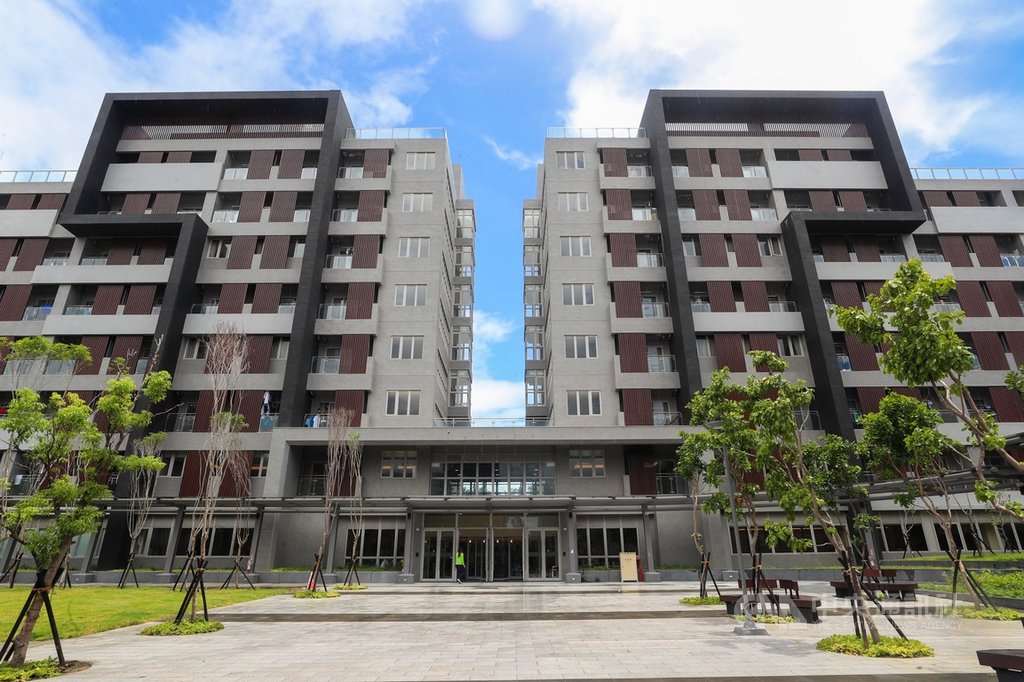 歷時近3年國家運動訓練中心新建宿舍工程,近期陸續完工,盼提供教練、選手舒適的居住品質。圖為宿舍外觀。中央社記者吳家昇攝 109年6月30日