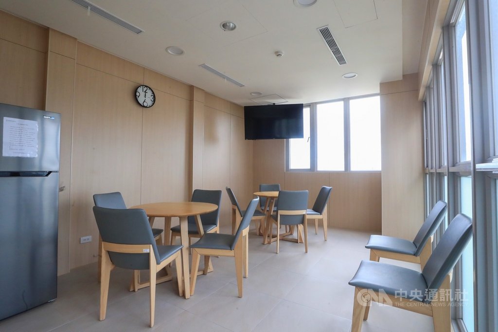 歷時近3年國家運動訓練中心新建宿舍工程,近期陸續完工,採飯店式管理服務,盼提供教練、選手舒適的居住品質。圖為宿舍內部交誼廳。中央社記者吳家昇攝 109年6月30日