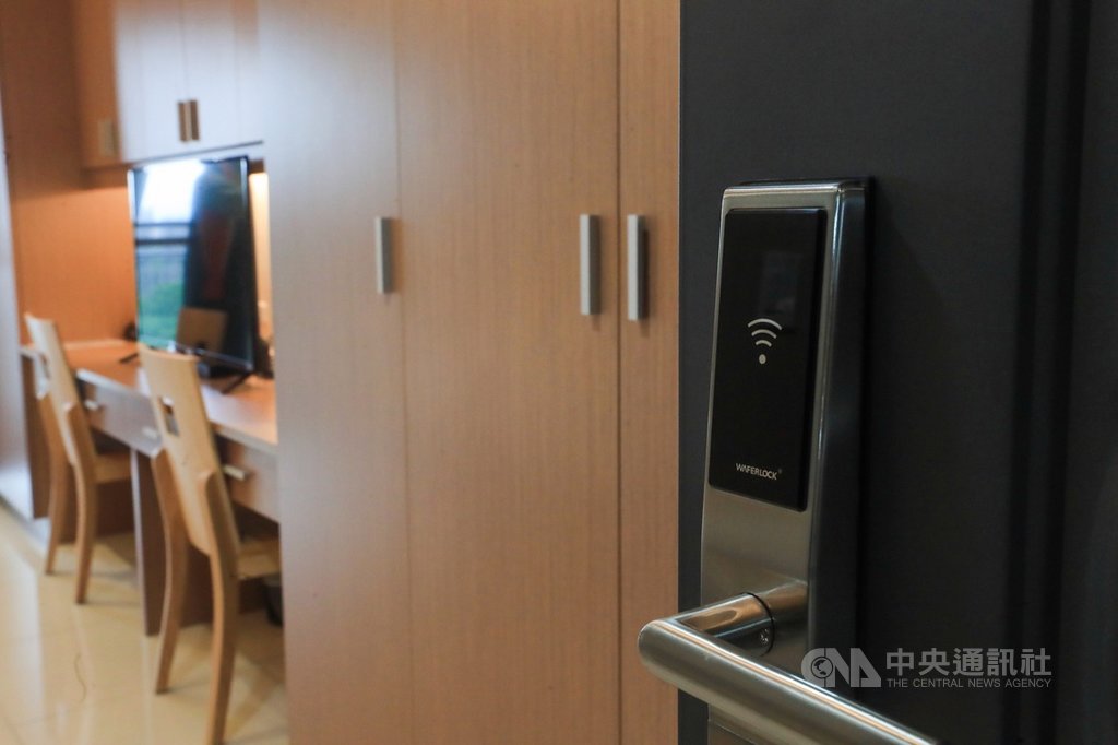 國家運動訓練中心新建宿舍工程近期陸續完工,盼提供教練、選手舒適的居住品質,房間以感應卡作為門禁管制。中央社記者吳家昇攝 109年6月30日