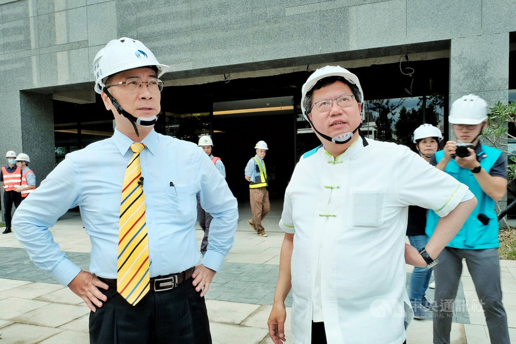 內政部長徐國勇(前左)與桃園市長鄭文燦(前右)30日視察八德一號社會住宅,徐國勇表示,感謝鄭文燦保留5%的八德一號社宅名額,並優先開放警消申請,讓同仁感受到市府的支持。中央社記者吳睿騏桃園攝 109年6月30日