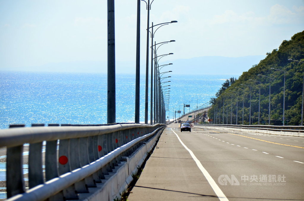過去連假必塞車的南迴公路端午連假意外順暢。警方歸納原因,除交管發揮功能外,南迴改大部分路段是4線道,且提速至每小時70公里,讓車流更順暢。圖為金崙大橋。中央社記者盧太城台東攝 109年6月30日