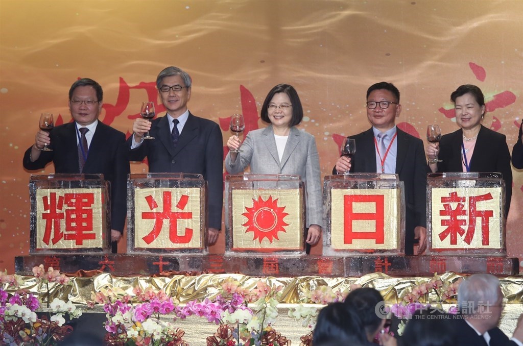 總統蔡英文(中)30日晚間在台北國際會議中心出席第63屆會計師節慶祝聯歡晚會,與財政部長蘇建榮(左)、金管會主委黃天牧(左2)、中華民國會計師公會全國聯合會理事長黃奕睿(右2)、經濟部長王美花(右)一起舉杯敬酒。中央社記者鄭傑文攝 109年6月30日