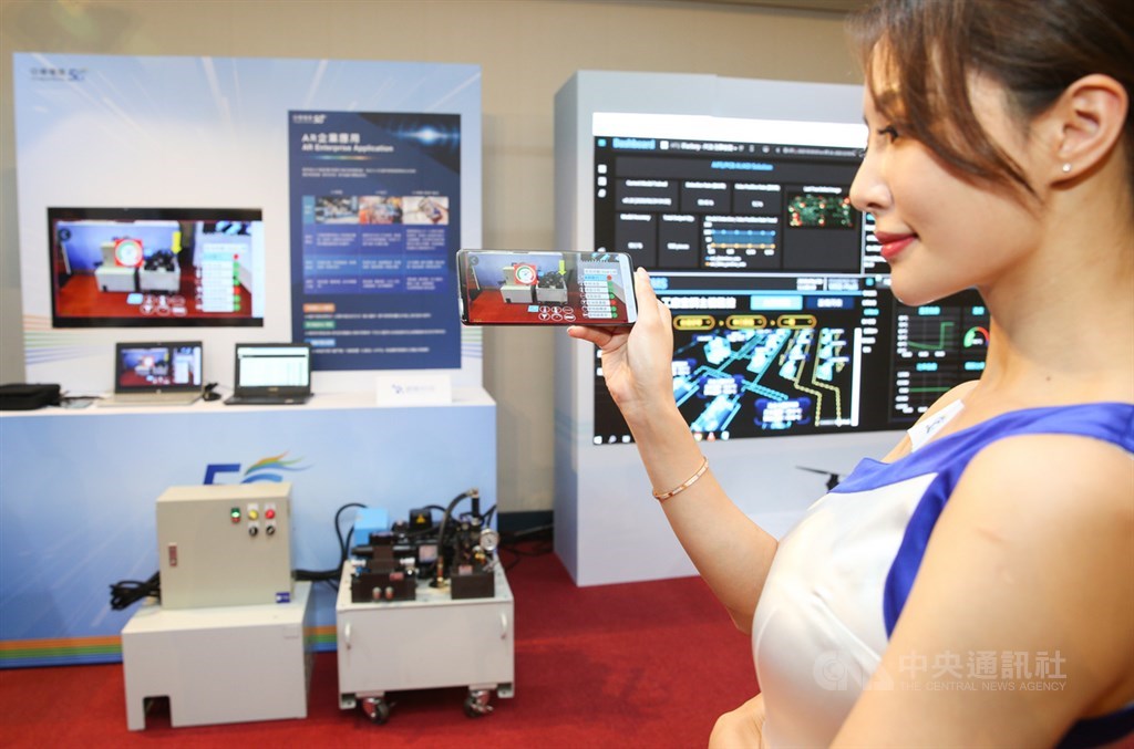 中華電信30日舉行5G啟用典禮,現場展示5G企業服務等相關應用。中央社記者謝佳璋攝 109年6月30日
