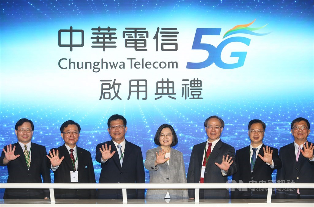 中華電信30日舉行5G啟用典禮,總統蔡英文(中)、交通部長林佳龍(左3)、中華電信董事長謝繼茂(右3)等人,一同見證國內5G服務正式啟用。中央社記者謝佳璋攝 109年6月30日