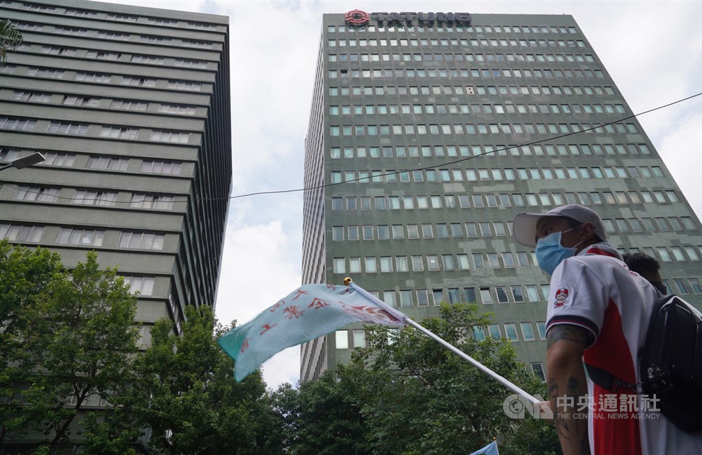 大同公司經營權之爭正式對決,30日舉行股東常會改選董事,公司派被控將市場派可表決票刪除,約僅剩原來4成多。投票結果公布,公司派宣布取得6席一般董事及3席獨立董事。中央社記者徐肇昌攝 109年6月30日