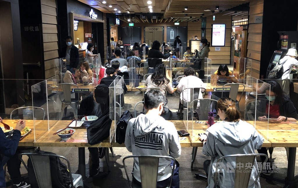 環保署30日表示說,由於疫情趨緩,免洗餐具即日起恢復禁用。圖為百貨商場美食街加大座位間距,並加裝壓克力透明隔板配合防疫。中央社記者鄭傑文攝 109年4月19日