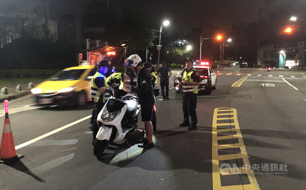 新北市政府交通局30日表示,新北機車事故死亡人數占總交通事故死亡人數6成,除改善易肇事路段車道與路肩寬度,警方將加強取締機車違規駕駛行為。(交通局提供)中央社記者黃旭昇新北傳真 109年6月30日