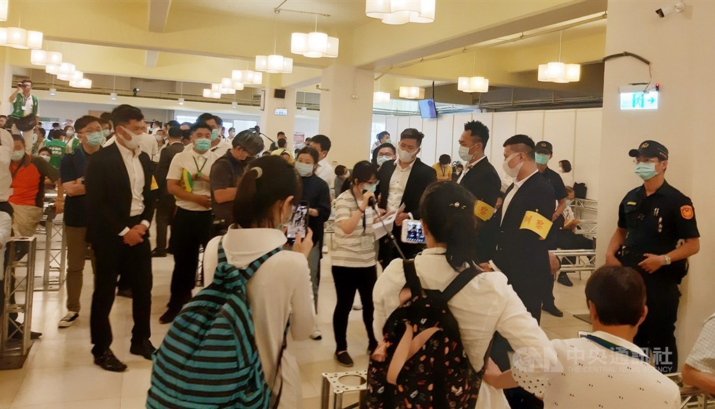 大同公司30日舉行股東常會,股東發言區與主持會議的董事長林郭文豔之間有相當距離。中央社記者潘智義攝 109年6月30日