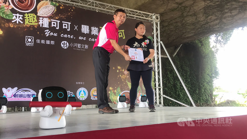 雲林縣大東國小30日舉辦畢業可不可畢業典禮,機器人擔任禮賓遞送畢業證書,成為典禮上一大亮點。 中央社記者姜宜菁攝 109年6月30日
