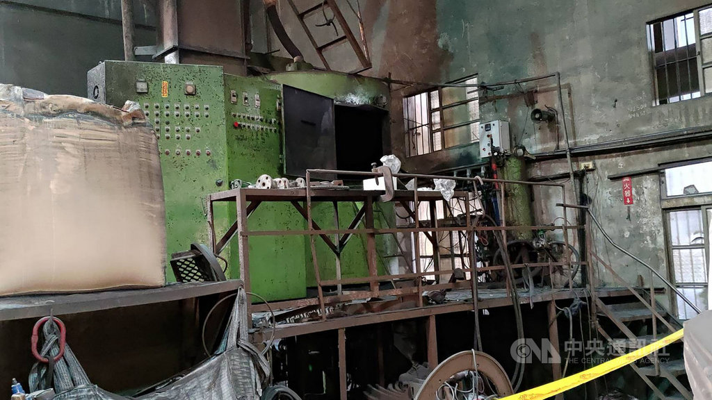 台中市一家鑄鐵工廠30日發生工安意外,一名泰國籍移工操作混砂機時,不慎摔落攪拌爐內受傷,遭轉軸擊中頭部,緊急送醫仍不治。(翻攝畫面)中央社記者蘇木春傳真 109年6月30日