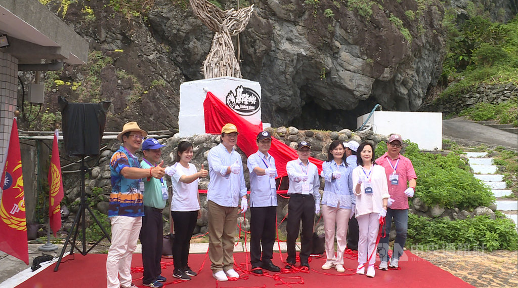 基隆嶼7月1日開放登島,基隆市長林右昌(左4)等人30日登島為新設的打卡景點藝術品「鯨魚尾」揭幕。(讀者提供)中央社記者王朝鈺傳真 109年6月30日