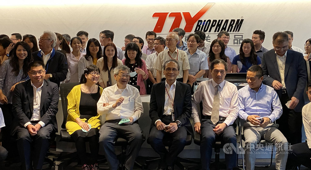 東洋總經理暨創辦人之一蕭英鈞(前排左3)退休轉任顧問,由年僅44歲的營運長施俊良(前排左1)接任,傳承專業經理人接班的企業文化,30日舉行歡送交接茶會。董事長林全(前排右3)期望攜手年輕世代努力讓東洋邁向國際性大公司。中央社記者韓婷婷攝 109年6月30日