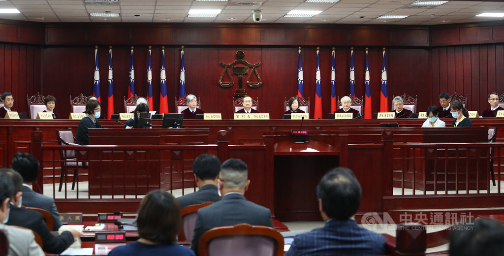 司法院大法官30日在憲法法庭對黨產條例釋憲案進行言詞辯論。國民黨認為,該條例違反憲法第7條平等權、第11條言論自由、第14條結社自由、第15條財產權、第23條比例原則,盼解釋全部違憲。中央社記者王騰毅攝 109年6月30日
