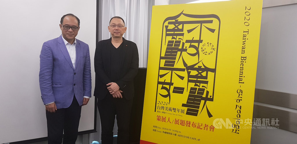 國立台灣美術館長林志明(左)邀請策展人姚瑞中(右)以「禽獸不如」為題,在本屆2020台灣美術雙年展藉由佛教六道輪迴的「畜生道」為切入點,邀請49組藝術家參與,反思人類與動物之間的關係。中央社記者鄭景雯攝 109年6月30日