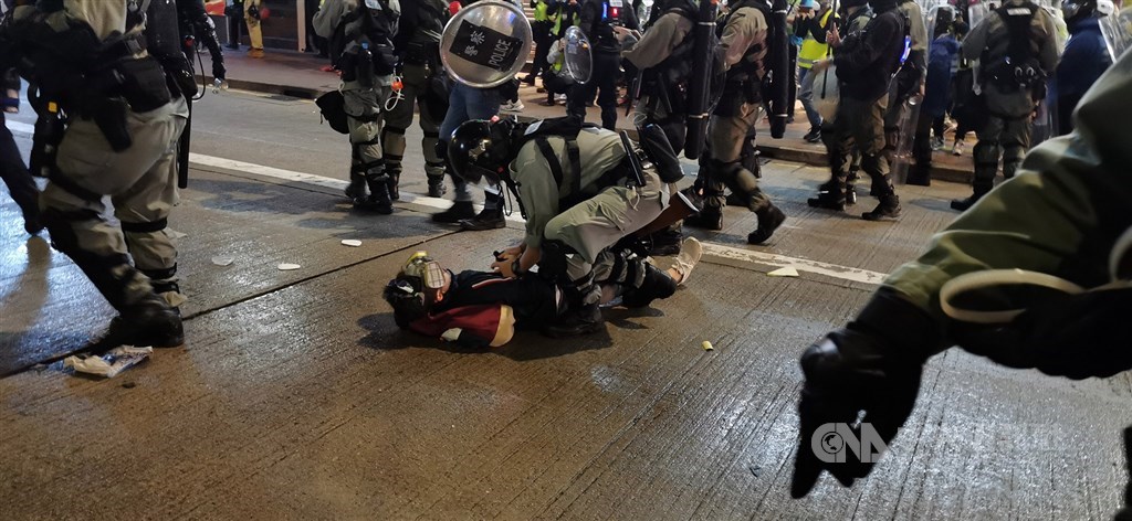 香港「7.1」又至,「反送中」滿一年,氣氛格外詭譎。不僅疫情壟罩,港區國安法更是引來滿城風雨。圖為1月香港示威活動期間,港警逮捕示威者。(中央社檔案照片)