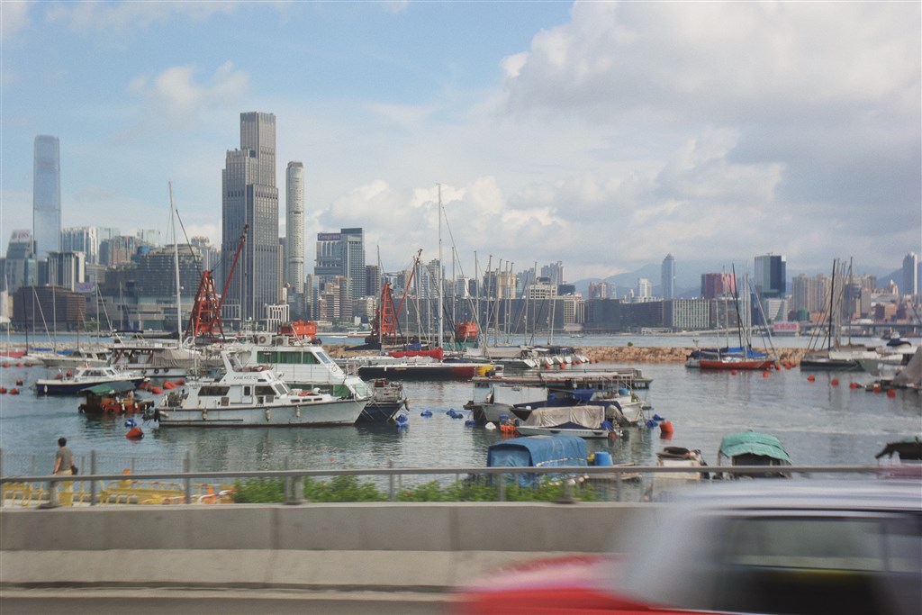 趕在北京即將表決港區國安法前,美國商務部長羅斯宣布,撤銷香港特殊地位,暫停對港執行優惠待遇規定,包括提供出口許可證豁免。圖為維多利亞港。(圖取自Unsplash圖庫)