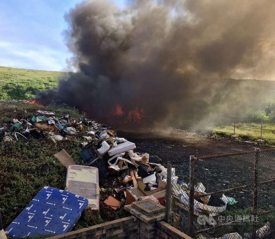 澎湖離島七美西湖垃圾掩埋場29日下午發生火警,澎湖警消岸巡單位全都出動救火,火勢前後延燒長達10多小時,冒出陣陣濃煙。(澎湖消防局)中央社 109年6月30日