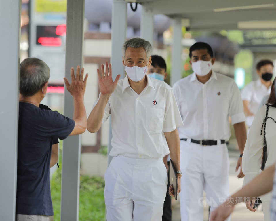 新加坡30日大選提名日,由11個政黨192名候選人競逐包括單選區與集選區共93席,圖為總理李顯龍(中)率宏茂橋集選區團隊赴提名站進行提名登記。中央社記者黃自強新加坡攝 109年6月30日
