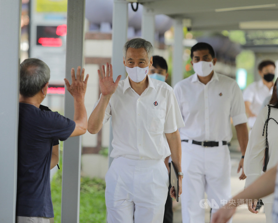 新加坡30日大選提名日,由11個政黨192名候選人競逐包括單選區與集選區共93席,圖為總理李顯龍(中)率宏茂橋集選區團隊赴提名站進行提名登記。中央社記者黃自強新加坡攝 109年6月30日