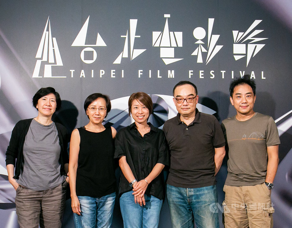 台北電影節30日公布「國際新導演競賽」得獎名單,本屆評審團為電影監製陳寶旭(左起)、演員陸弈靜、國家電影及視聽文化中心執行長王君琦、導演易智言及蕭雅全。(台北電影節提供)中央社記者王心妤傳真 109年6月30日