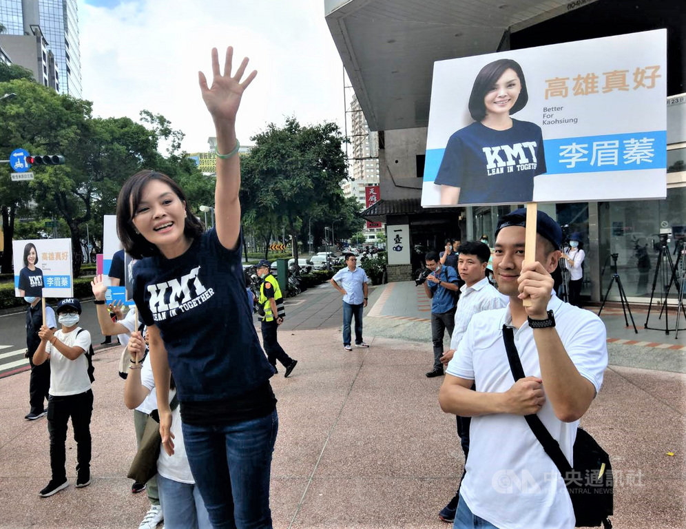 國民黨高雄市長補選參選人李眉蓁(前左)30日率競選團隊在中正三路及民族二路交接口,向往來人車揮手拜票。中央社記者程啟峰高雄攝 109年6月30日