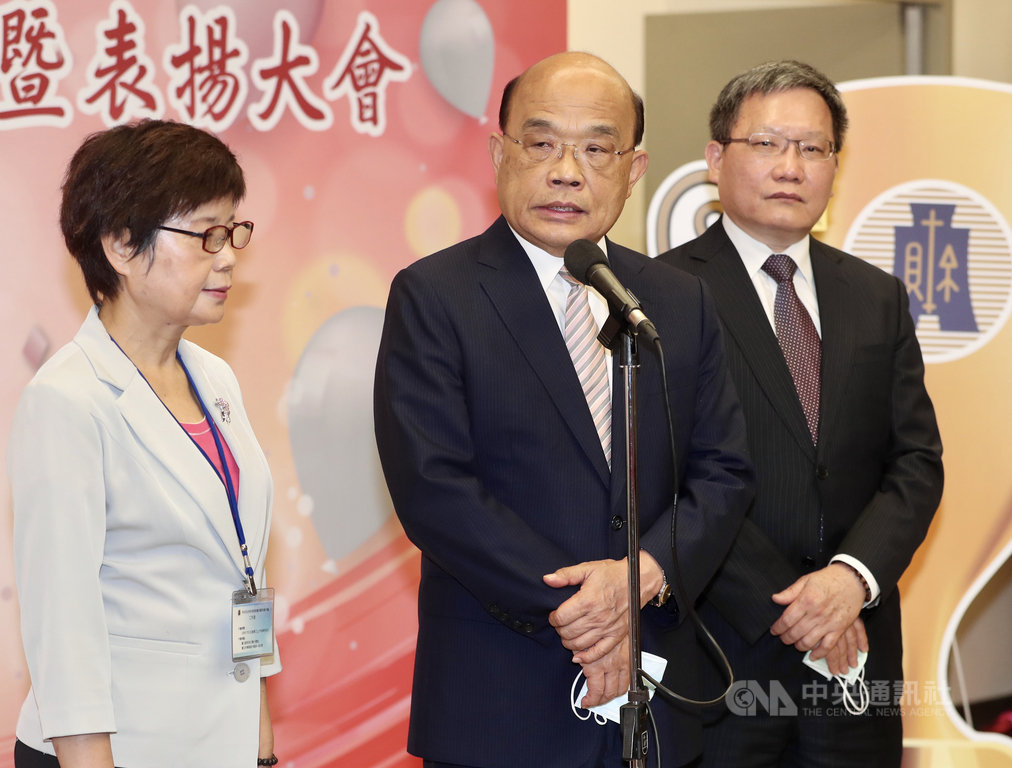 行政院長蘇貞昌(中)1日出席109年稅務節慶祝暨表揚大會時表示,「終於看到中國真面目」,中國承諾的香港50年不變、港人自治完全破功,港區國安法是相當恐怖的立法,呼籲中國不應如此對待香港。中央社記者張皓安攝 109年7月1日