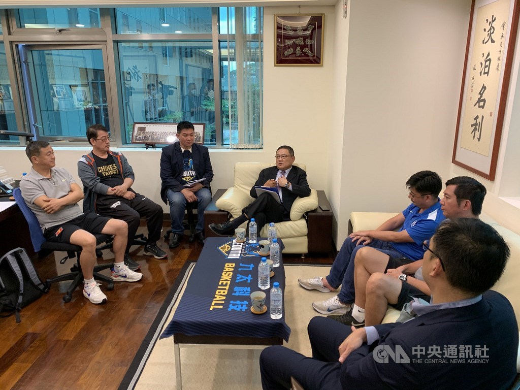 九太科技董事長沈會承(左4)1日強調,在超級籃球聯賽(SBL)創始之初及籃壇最不好的時刻,他都義無反顧投入、力挺,如今台灣籃壇即將面臨分裂,他既心痛又無奈,也希望籃協可以出面整合多方勢力,將兩個聯盟合而為一,才有利台灣籃壇整體發展。中央社記者龍柏安攝 109年7月1日