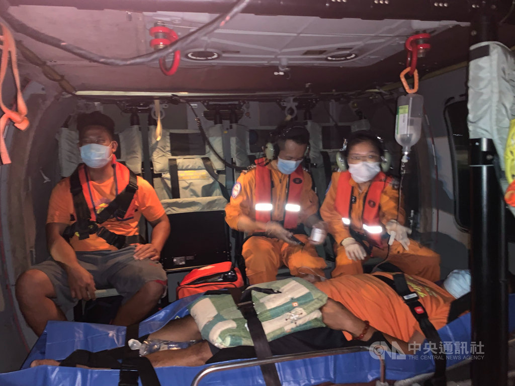 駐守在台東豐年機場的空中勤務總隊第3大隊第3隊,6月30日晚上接獲空勤務指揮中心通知,蘭嶼44歲邱姓居民疑似敗血性休克,經蘭嶼衛生所診斷評估後申請空中醫療後送返就醫,黑鷹直升機立即趕往救援。(空勤提供)中央社記者盧太城台東傳真 109年7月1日
