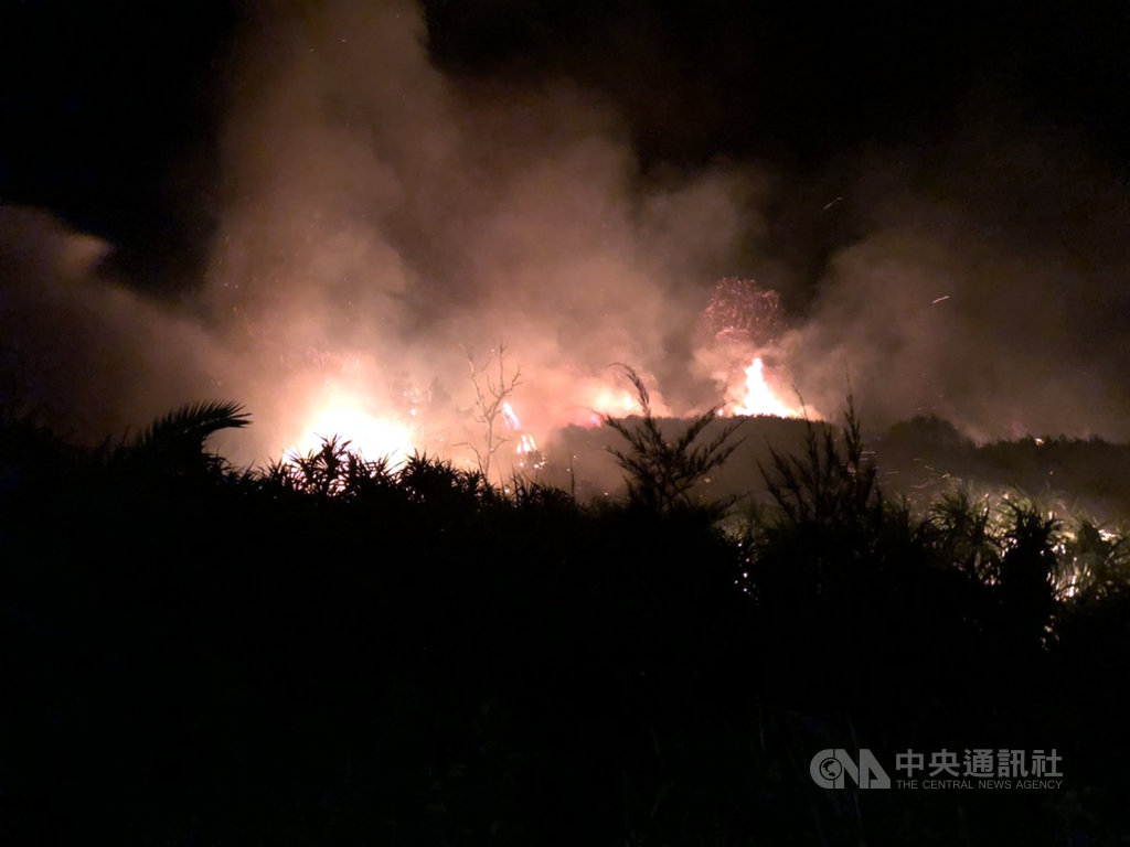 台東綠島鄉觀音洞附近6月30日晚間發生雜草火警,因緊鄰公路,濃煙加上高溫,許多環島夜遊的旅客無法通行,所幸深夜到凌晨無風力助燃,1日上午已不見火光,只剩白煙。(民眾提供)中央社記者盧太城台東傳真 109年7月1日