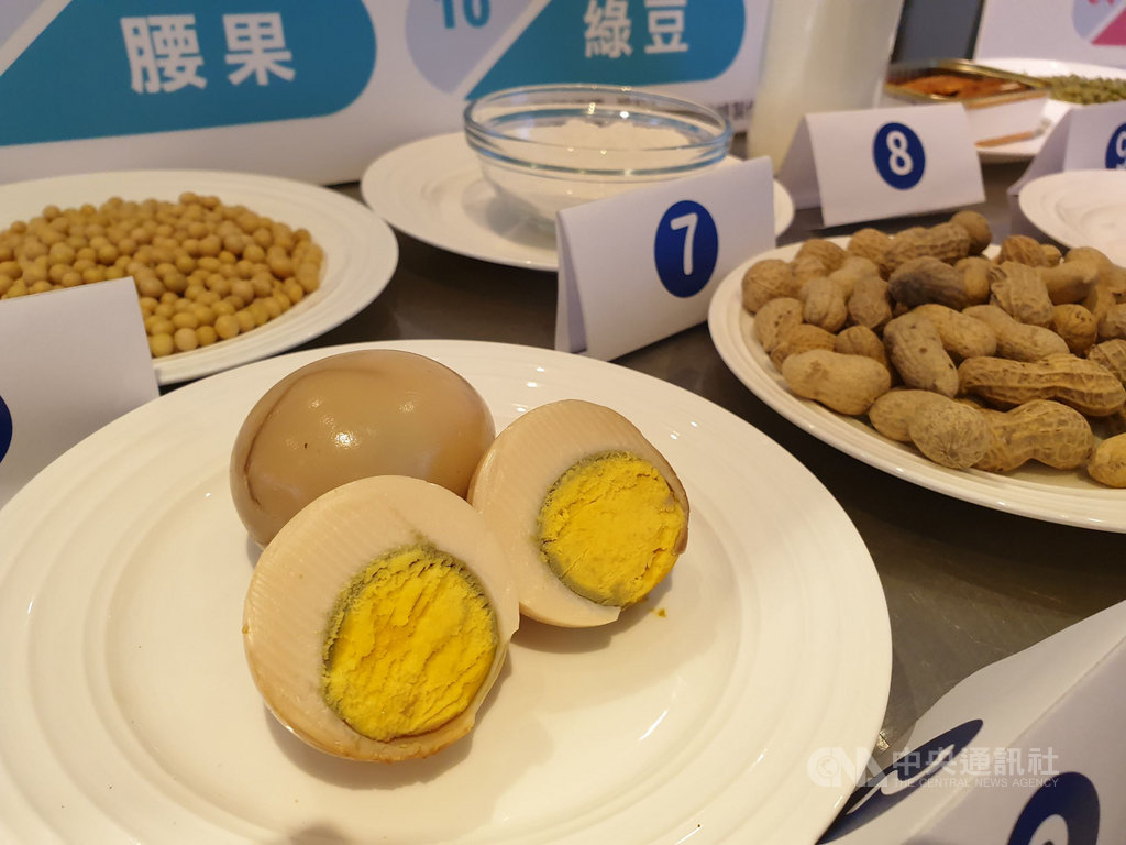 聯安診所近日公布一份包含1282筆慢性食物過敏檢測數據,發現台灣人飲食過敏原前3名為蛋白、蛋黃、花生。中央社記者陳偉婷攝 109年7月1日