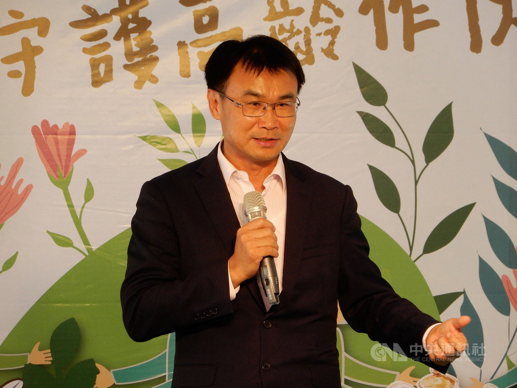 農委會主委陳吉仲1日出席「綠色照顧站出來.守護高齡作伙來」記者會時表示,上午赴立法院參與農田水利法草案朝野協商,過程非常順利,預計2日應該會順利三讀通過。中央社記者楊淑閔攝 109年7月1日