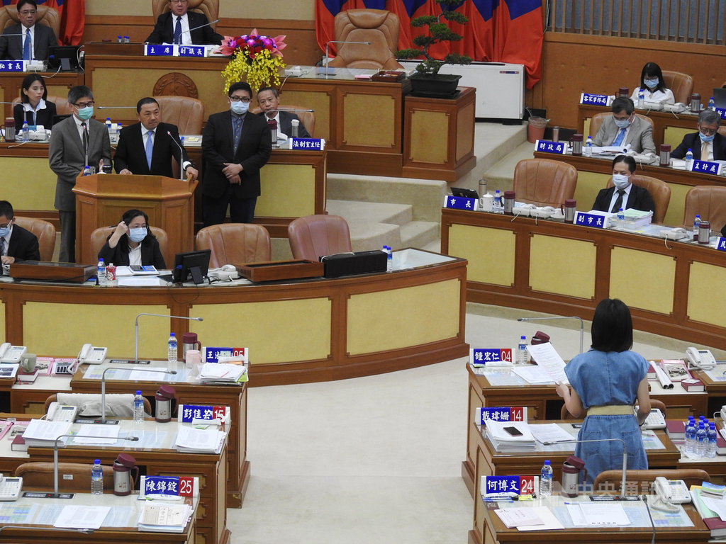 新北市議員戴瑋姍(前右,藍衣)1日在議會質詢表示,板橋區某寵物店販賣生病寵物給不知情的消費者,還要求放棄農委會版的定型化契約,使得消費爭議不斷。新北市長侯友宜(2排左2)說,會隨時查察並裁罰。中央社記者王鴻國攝 109年7月1日