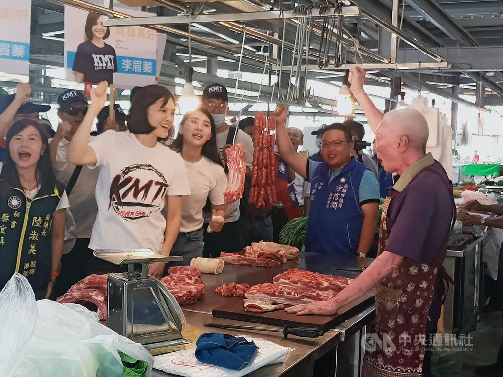 國民黨高雄市長補選參選人李眉蓁(前左2)1日前進北高雄到岡山欣欣市場拜票,她表示,若自己當選會力推觀光特色市場。(李眉蓁競選辦公室提供)中央社記者陳朝福傳真 109年7月1日