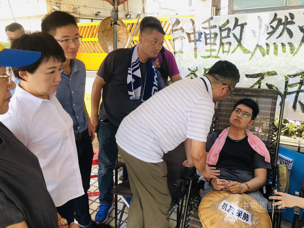 國民黨台中市議員羅廷瑋(右1)到台中火力發電廠外靜坐絕食抗議,1日中午醫師評估他恐有急性熱衰竭問題,要求立即停止靜坐絕食,救護車到場將他送醫,台中市長盧秀燕(左2)也到場探視。(鄭伯其提供)中央社記者蘇木春傳真 109年7月1日