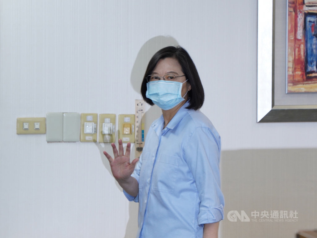 身兼民進黨主席的總統蔡英文1日在民進黨中央出席中常會,向媒體揮手致意。中央社記者徐肇昌攝 109年7月1日