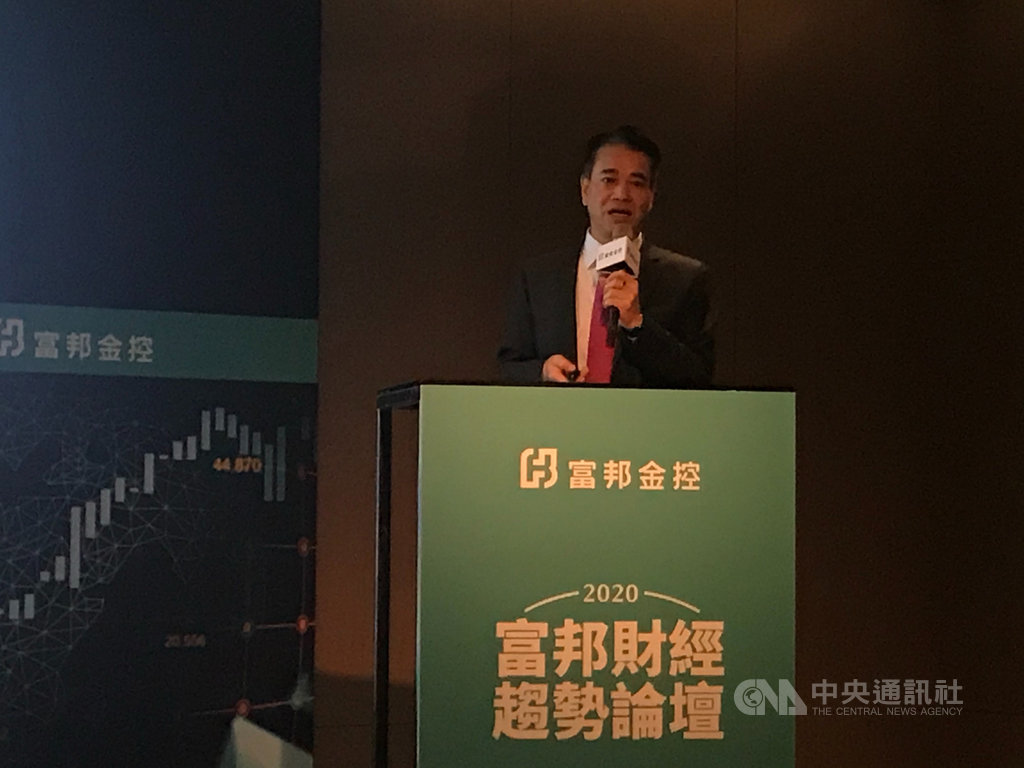 富邦投顧董事長蕭乾祥1日表示,儘管疫情擾亂全球經濟,但各國央行實施量化寬鬆貨幣政策救市,且受惠台商回流及轉單效應,預估台股下半年有望突破12682點,並挑戰歷史新高12800點。中央社記者劉姵呈攝 109年7月1日