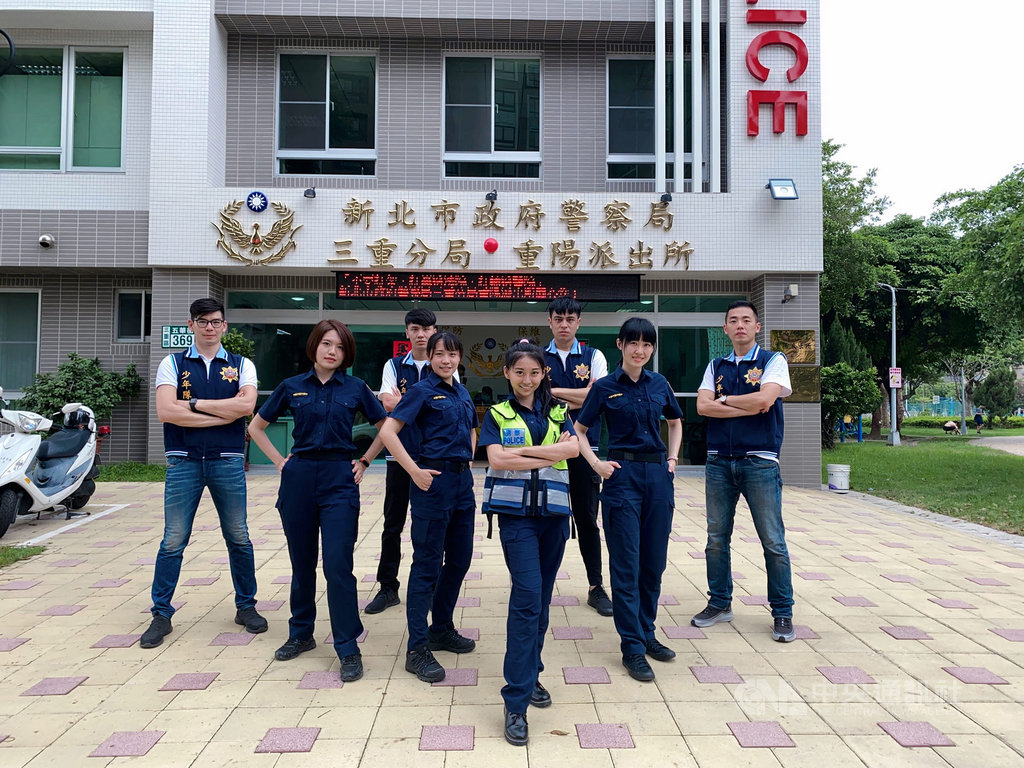 女星祈錦鈅(前中)與新北市政府警察局合作,拍攝「2020青春洋溢、咚滋咚滋、跳起來!反毒健康操」影片,希望向青少年傳遞「不吸毒、不飆車、不加入幫派、拒當詐騙車手」的理念。(固力狗娛樂提供)中央社記者王心妤傳真 109年7月1日