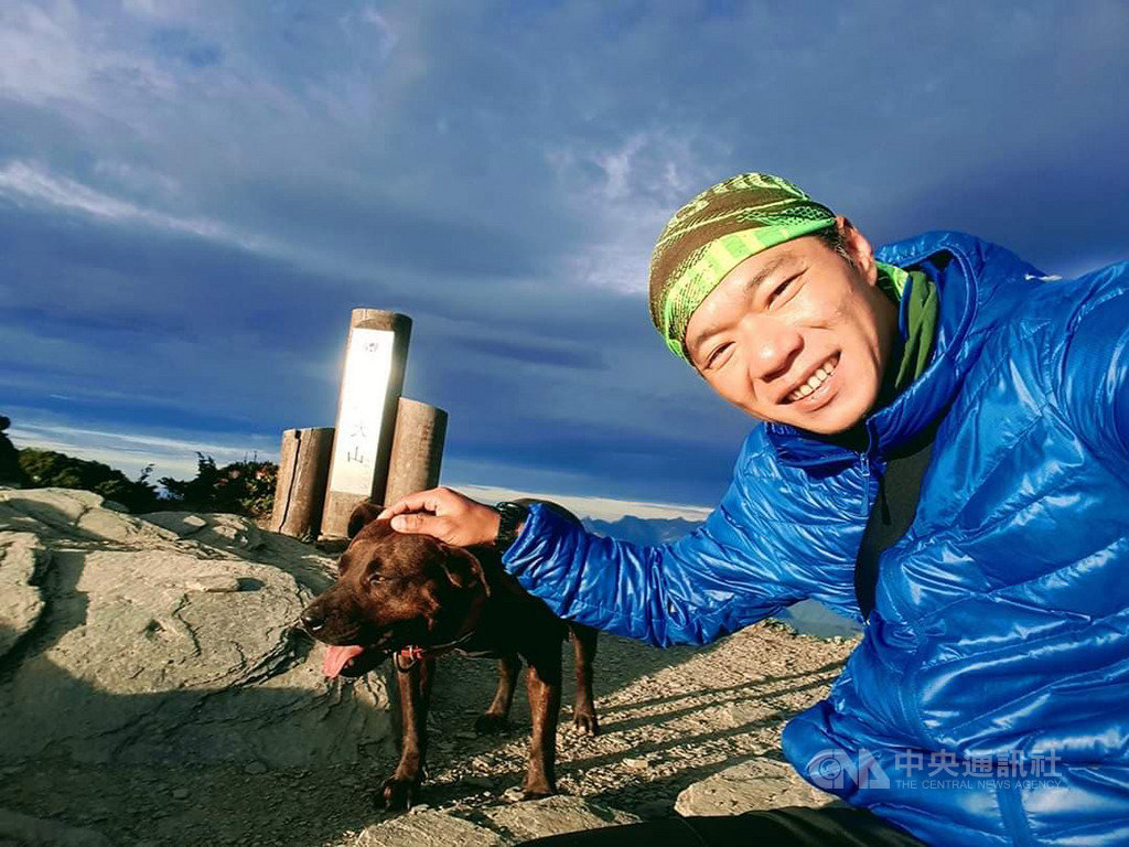 流浪比特犬「小花花」今年2月在海拔約3500公尺的南湖圈谷被發現時相當怕人,在登山協作員阿鴻耐心照顧下,才逐漸卸下心防。(登山協作員阿鴻提供)中央社記者張祈傳真 109年7月1日