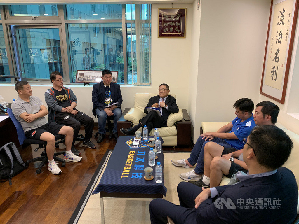 九太科技董事長沈會承(左4)1日強調,在超級籃球聯賽(SBL)創始之初及籃壇最不好的時刻,他都義無反顧投入、力挺,如今台灣籃壇即將面臨分裂,他既心痛又無奈,也希望籃協可以出面整合多方勢力,將兩個聯盟合而為一,才有利台灣籃壇整體發展。中央社記者龍柏安攝 109年7月1日