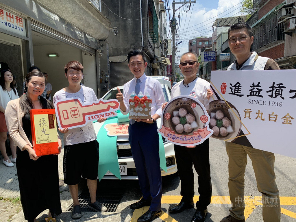 新竹市人口數突破45萬,為慶祝這名「幸運寶寶」誕生,市長林智堅(中)表示,這次市府特別準備大禮,除送一輛轎車外,還有知名摃丸店提供「免費吃摃丸到45歲」禮物。中央社記者郭宣彣攝 109年7月1日