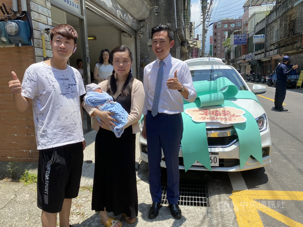新竹市人口數突破45萬,為慶祝這名「幸運寶寶」誕生,新竹市長林智堅(右)1日開轎車「幸福號」,並在車上載滿摃丸、尿布、奶瓶,直送幸運寶寶的家。中央社記者郭宣彣攝 109年7月1日
