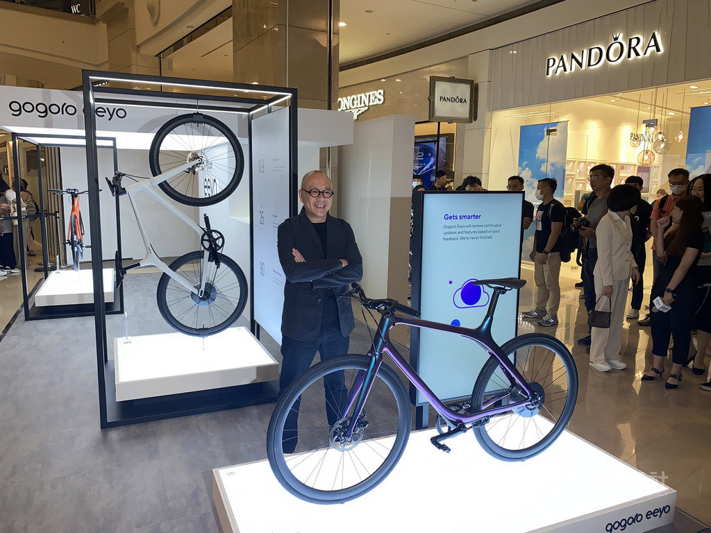 Gogoro Eeyo電動自行車台北101概念店全球首賣,圖為Gogoro創辦人暨執行長陸學森與限定款Eeyo 1s 101合影。中央社記者韓婷婷攝 109年7月1日