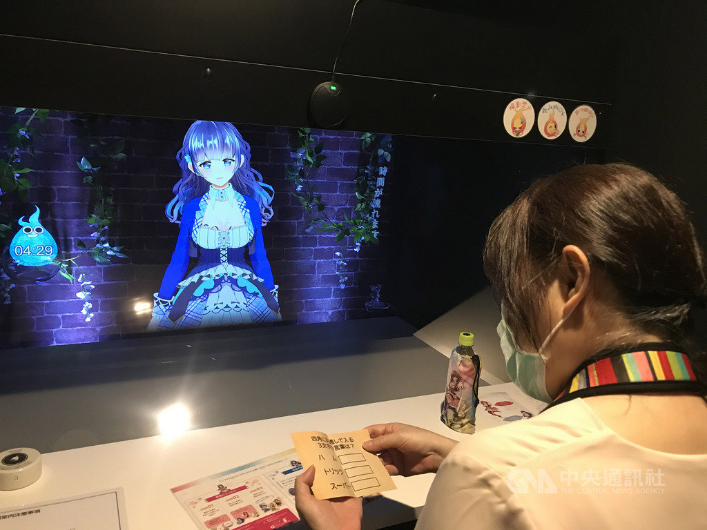 東京池袋1日有一座可與3D虛擬女偶像互動的體驗型新娛樂設施誕生,特色是遊客在個人包廂內與虛擬人物互動時,不需藉助頭戴式眼鏡或機器,就可看到3D影像。中央社記者楊明珠東京攝 109年7月1日