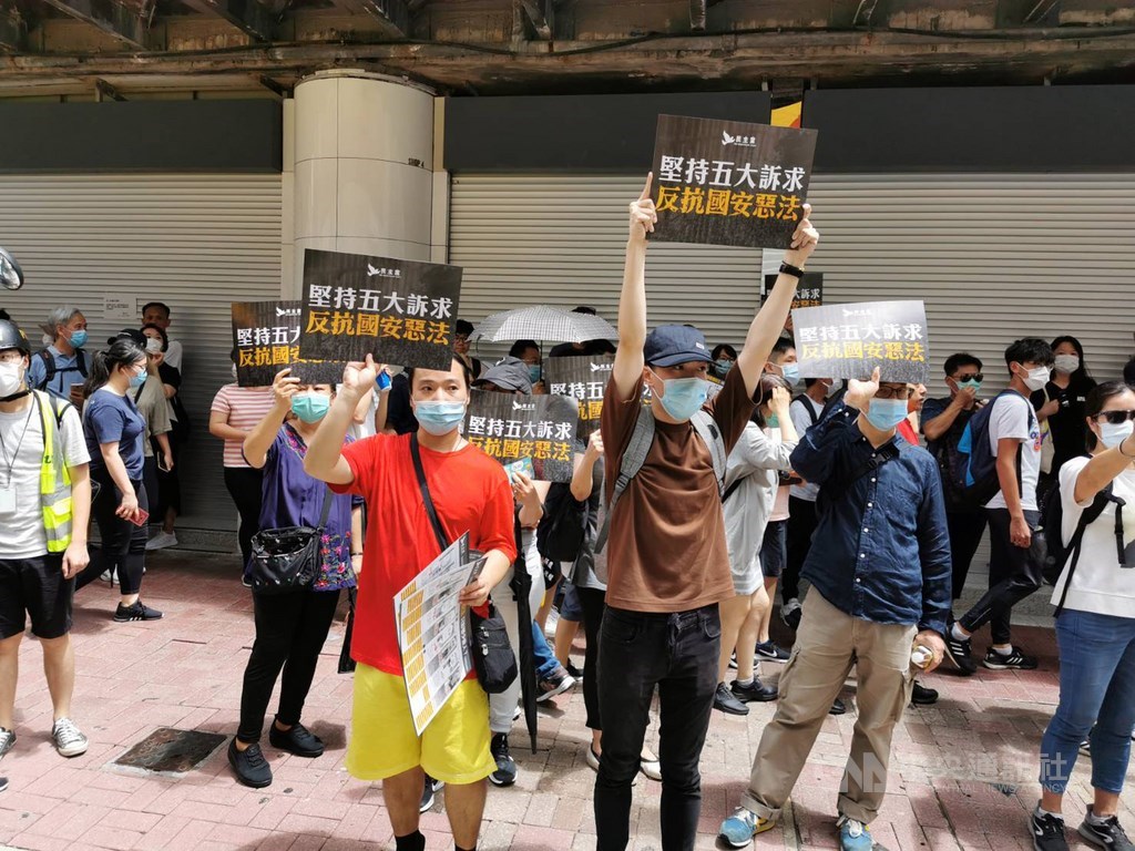 港區國安法6月30日深夜生效後,有香港民眾7月1日在銅鑼灣崇光百貨外高舉抗議標語,表示堅持「反送中」五大訴求,反抗國安惡法。中央社記者張謙香港攝 109年7月1日