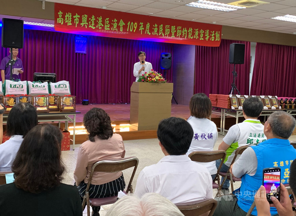 民進黨高雄市長補選參選人陳其邁(中)1日出席興達港區漁民節慶祝活動,允諾會配合漁會爭取漁民權益和建設經費,提升漁業產值效益。中央社記者王淑芬攝 109年7月1日