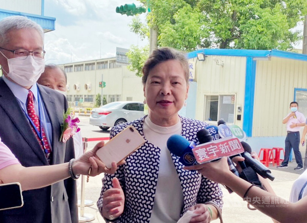 經濟部長王美花(中)1日表示,振興三倍券預購開跑半個小時就超過16萬份預約,經濟部隨時都在密切聯繫,希望短暫的當機盡量能夠減少。中央社記者吳睿騏桃園攝 109年7月1日