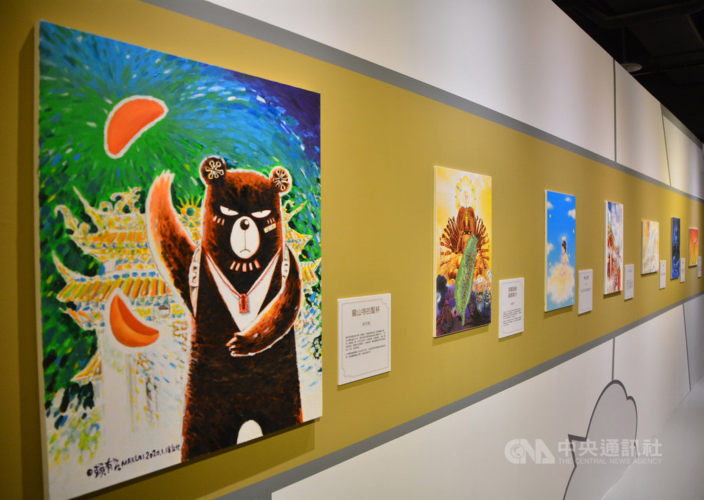 世界宗教博物館「遇見神佛9號–祈福漫畫特展」持續展出,台灣漫畫家賴有賢以黑熊和龍山寺為創作主軸,述說民間普遍的擲筊文化。中央社記者黃旭昇新北市攝 109年7月1日