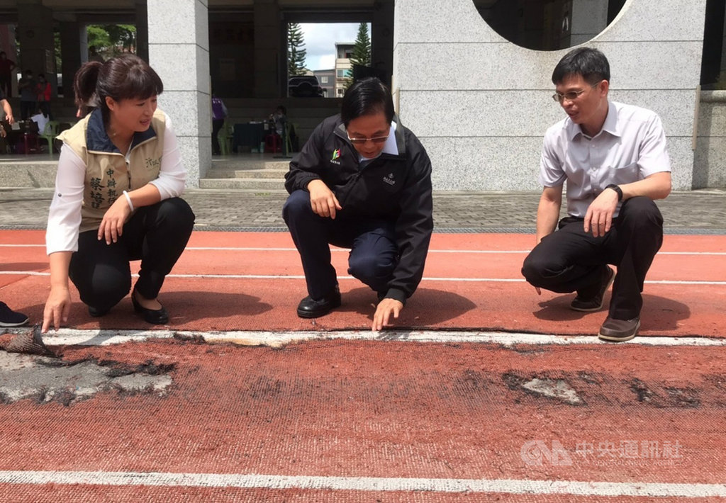 南投縣鹿谷鄉鹿谷國小運動場老舊破損,行政院中部聯合服務中心執行長蔡培慧(左)1日邀教育部體育署踏勘,盼加速核定整建計畫。(行政院中部聯合服務中心提供)中央社記者蕭博陽南投縣傳真 109年7月1日