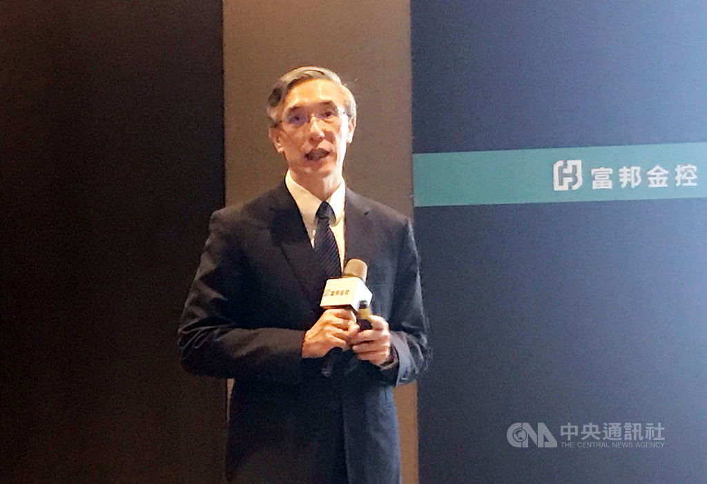 富邦金首席經濟學家羅瑋1日表示,若爆發二次疫情大流行,預估全球經濟要到2022年才有機會看到曙光,其中,疫情牽動油價變化、美國總統大選及美國聯準會(Fed)貨幣政策動向,將是觀察重點。中央社記者劉姵呈攝 109年7月1日