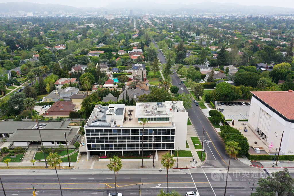 駐洛杉磯台北經濟文化辦事處購得的新大樓位在威爾榭大道(Wilshire Blvd),後方為住宅區。目前辦公空間正在整修,預計明年底完工。(朱文祥提供)中央社記者林宏翰洛杉磯傳真 109年7月1日